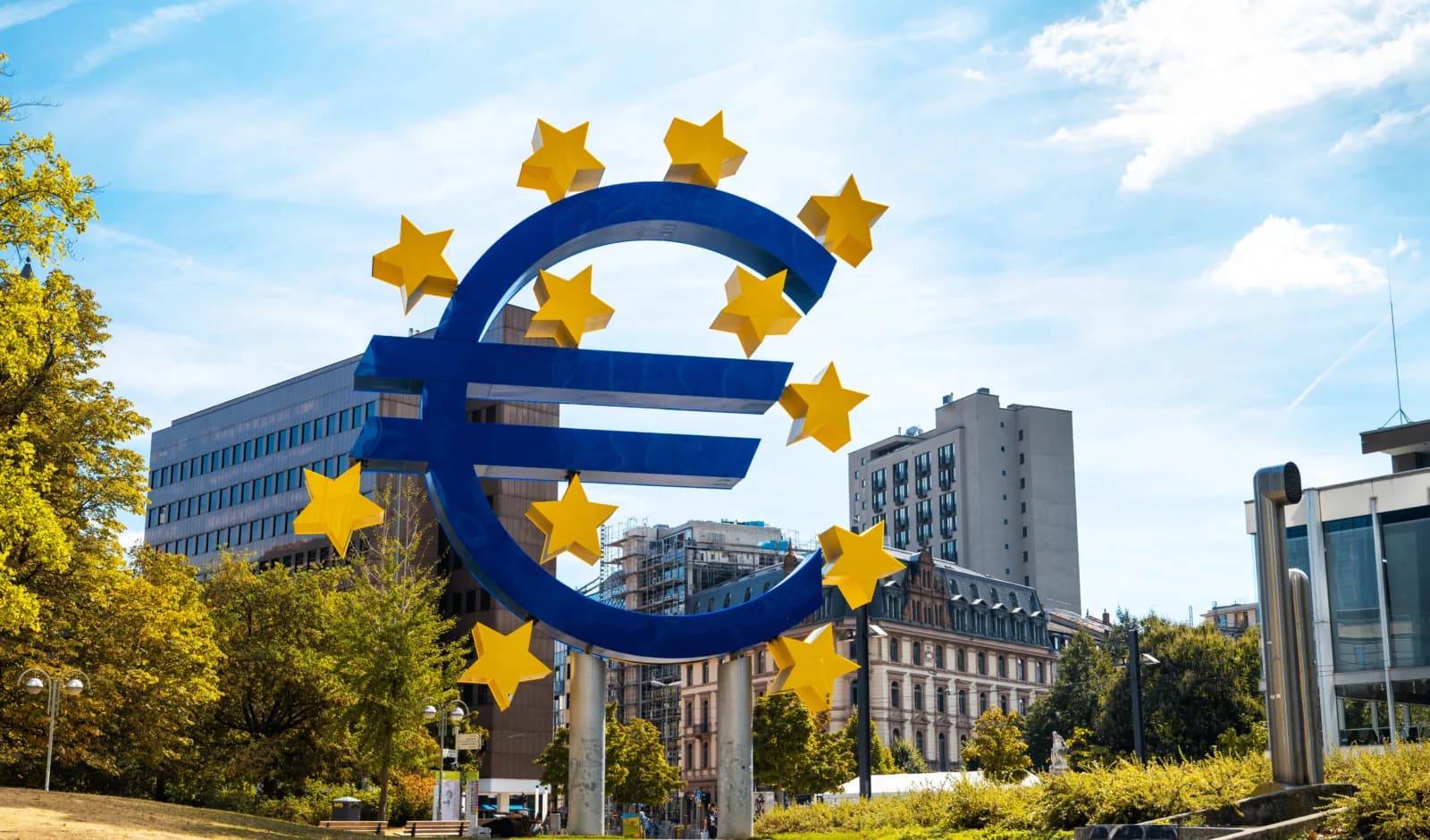 Euroskulptur frankfurt in downtown germany Gelijke beloning bij gelijkwaardig werk