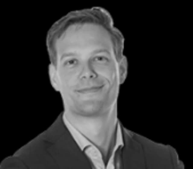 Thijs Bakker 300x500 e1636543297386 290x437