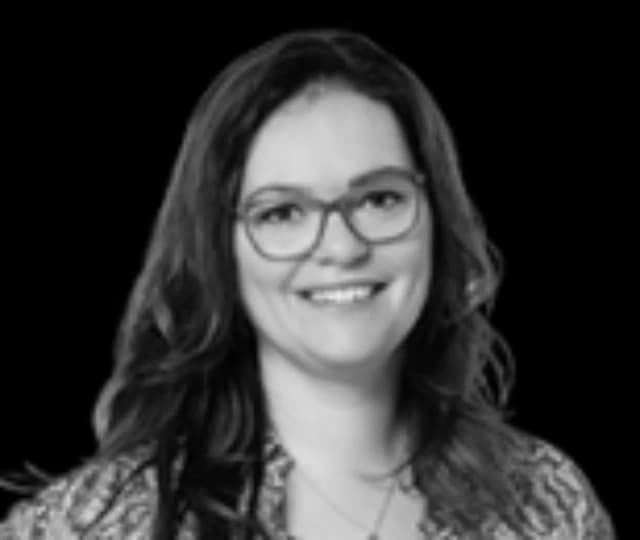 Jessica Drake 300x500 1 290x424