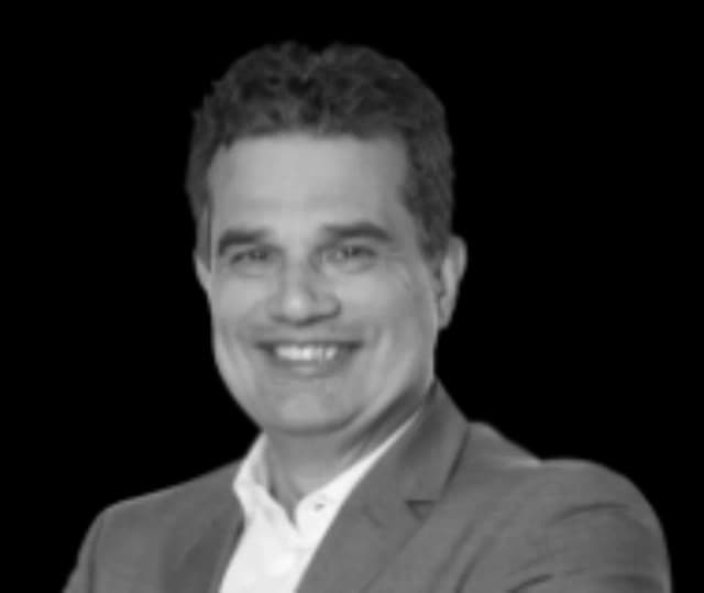 Geert Eggens 300x500 1 290x435